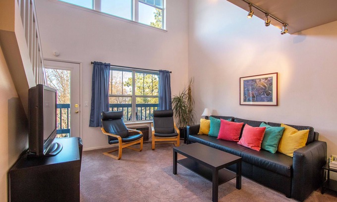 Hood River Condo | A Little Slice of Heaven! Updated, Steps to Downtown, Lodge Condo