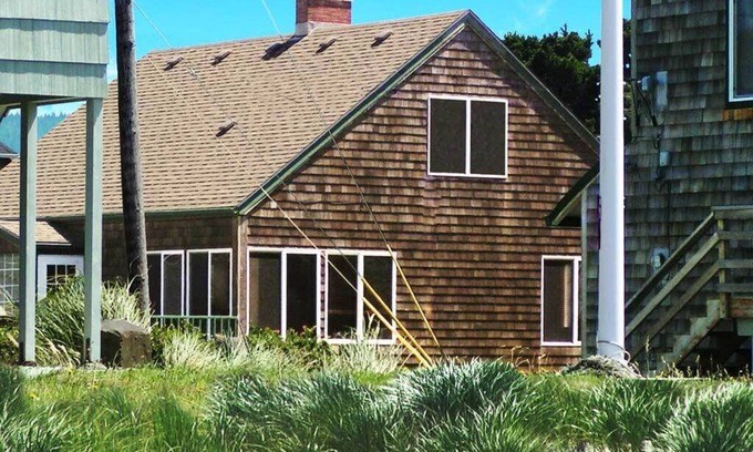 Seaside House | A Loafer's Paradise - Roomy Seaside Beach House w/Game Room, Steps to the Beach!