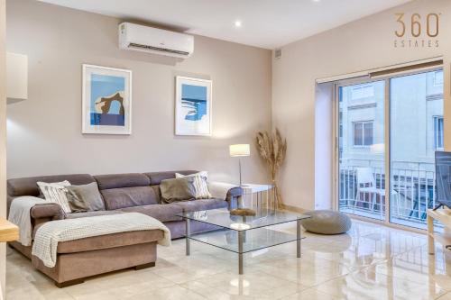 Tower Road Apartment | A lovely 3BR home just off the promenade w/balcony by 360 Estates
