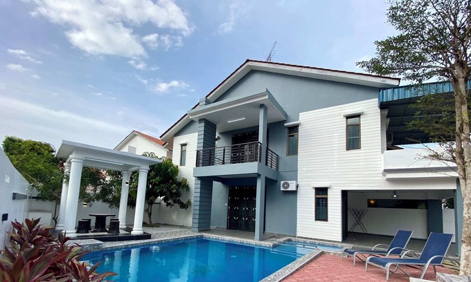 Tebrau House | A Lovely 4BR Home with Private Pool