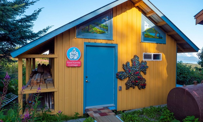 Homer Cottage | A lovely little cottage featuring amazing views of Kachemak Bay.