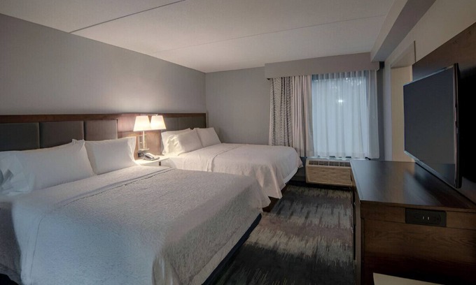 St. Charles House | A Luxurious and Beautiful Queen Room! Free WiFi