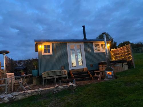 Elham House | A luxurious sunrise & sunset Shepherds Hut with wood burning stove & Hot Tub, Elham Valley, Kent