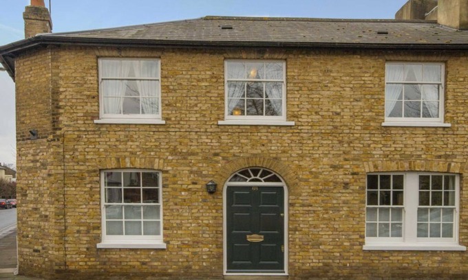 Richmond-upon-Thames House | A luxury family friendly Georgian home in Hampton, set on a tree lined triangle.