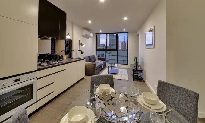 Melbourne Central Business District Apartment | A Modern 2BR Apt Next to Chinatown with City Views