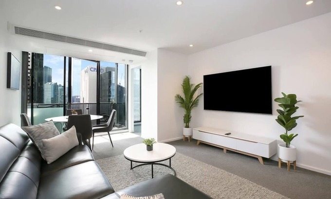 Southbank Apartment | A Modern 2BR Apt with City Views, FREE Parking