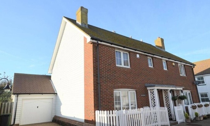 Camber House | A modern 3 double bedroom house in Camber, Rye near the sand dunes & beach.