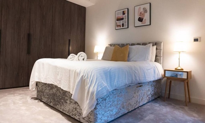 Canary Wharf Apartment | A modern and stylish apartment with balcony in the centre of Canary Wharf.