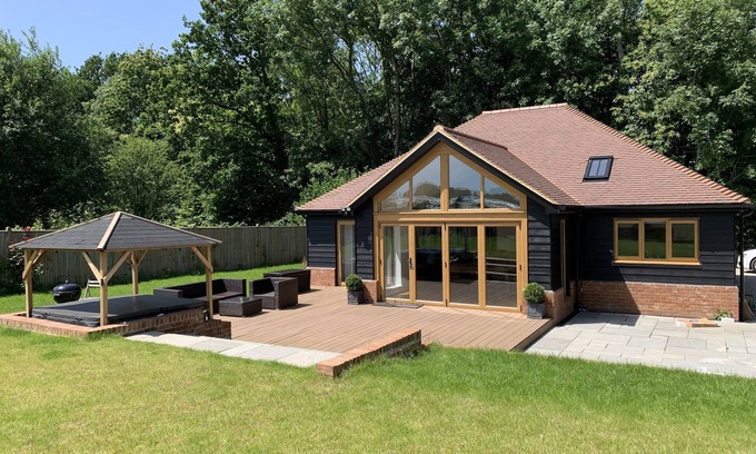 Maidstone House | A modern luxury bungalow with an amazing hot tub located in a rural part of Kent