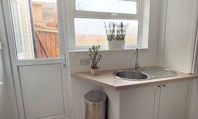 Streatham Apartment | A modern spacious 3-bedroom apartment with garden