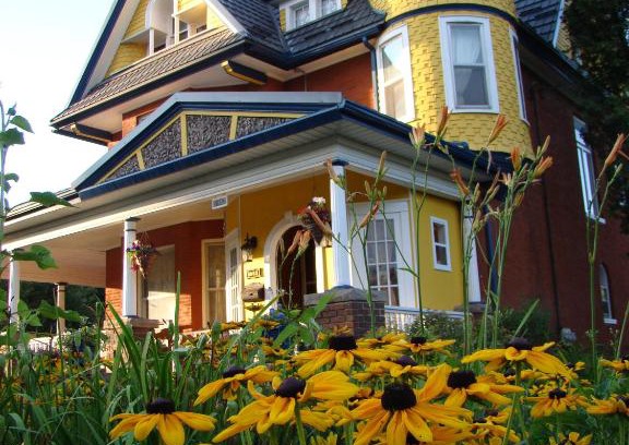 Niagara Falls Bed & Breakfast | A Moment in Time Bed and Breakfast