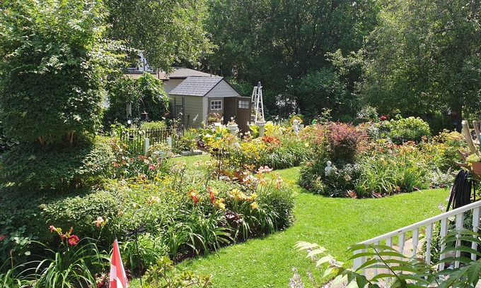 Niagara Falls Bed & Breakfast | A Moment in Time Bed & Breakfast