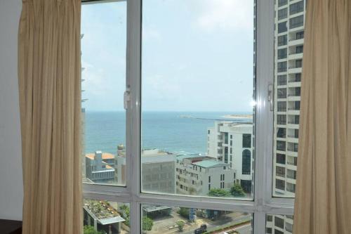 Kollupitiya Apartment | A Monarch Serviced Aircon 2bed 2bath living & Kitchen near new Serviced Apartment Col 3