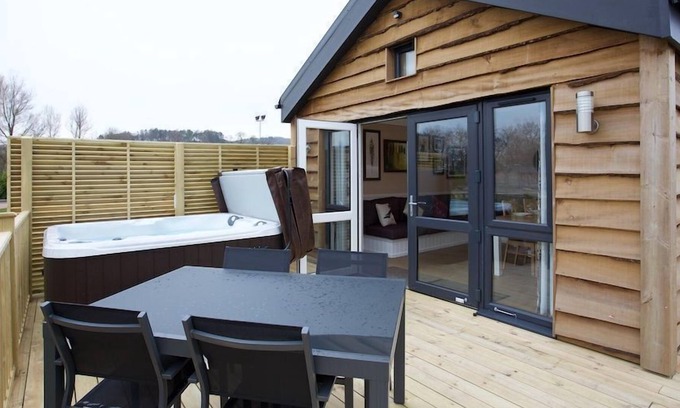 Crieff Cabin | A montana lodge with hot tub that sleeps 4 guests in 2 bedrooms