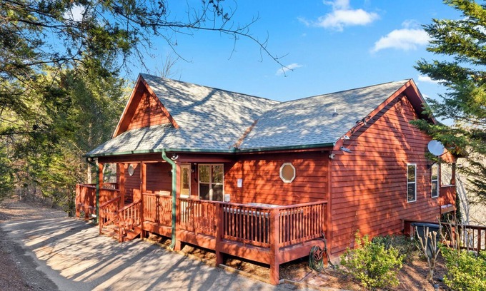 Sevierville Cabin | A Mountainside Oasis, 4-bedroom cabin with WiFi, AC in soothing Sevierville