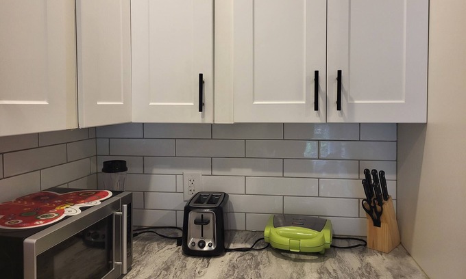 St. Catharines Apartment | A nice and very clean private room in the heart of St. Catharines.