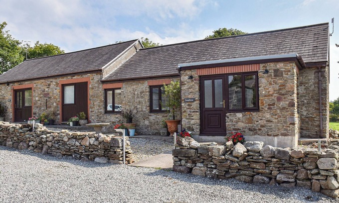 Gowerton Cottage | A peaceful farm stay within easy reach of stunning beaches and coastline.