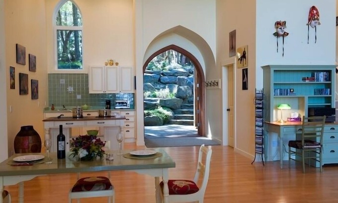 Salt Spring Island House | A Peaceful Retreat in a Magical Spot Overlooking the sea