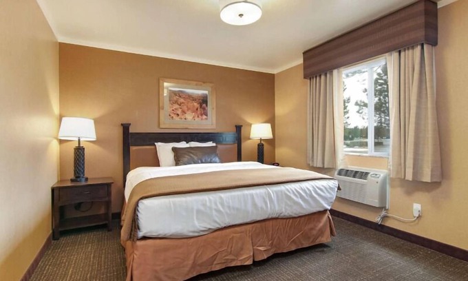 Bryce Canyon Hotel | A Picturesque Retreat in Bryce Canyon! Free Breakfast, Pool, Free Parking!
