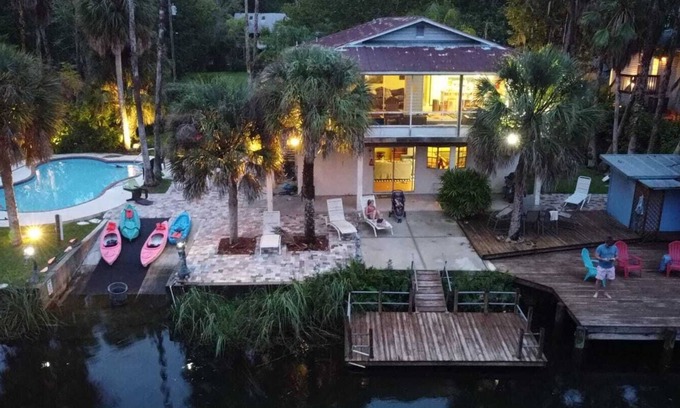 Weeki Wachee Gardens House | A PIECE OF PARADISE - MANATEE PLAYGROUND