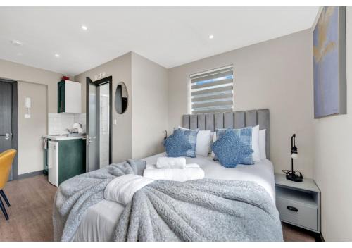 Shacklewell Apartment | A Place to Dream: Airy Studio in Serene Locale