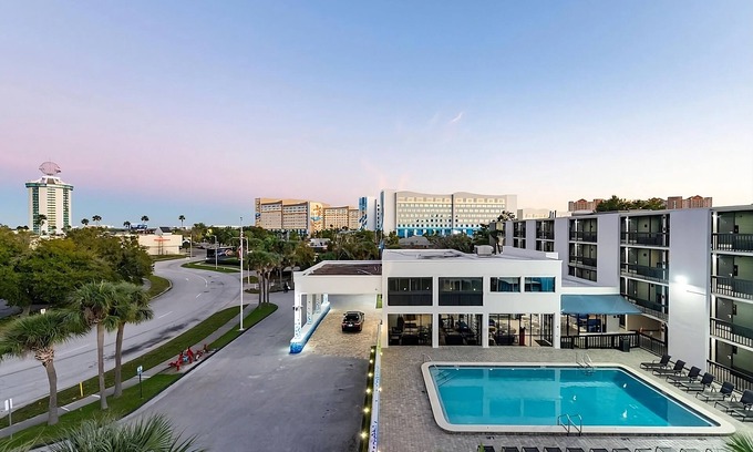 Florida Center Hotel | A Place to Unwind, Unplug, and Recharge! Free Parking, Near Museum of Illusions!