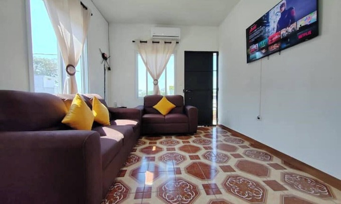 Mazatenango House | A Pocos Pasos de la Piscina Esta "casa Ilusion," tu Casa