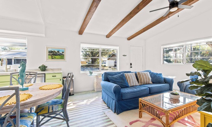 Crystal River House | A Pop of Color! House in wonderful Crystal River - King Bed-Manatees - Wifi & AC