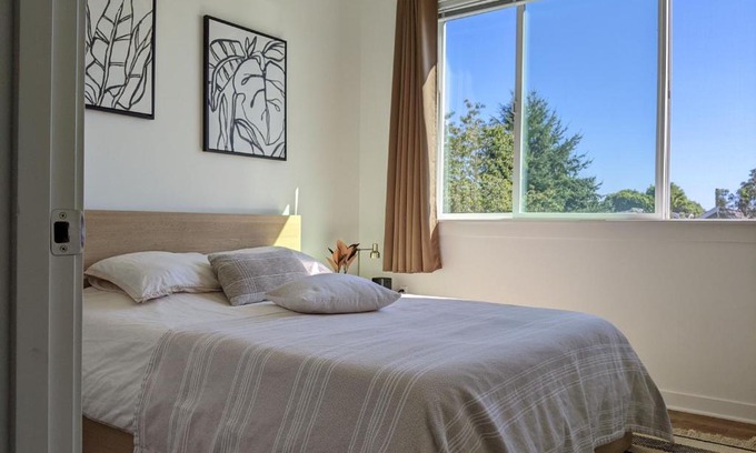 Wallingford Apartment | A premier smart condo with parking