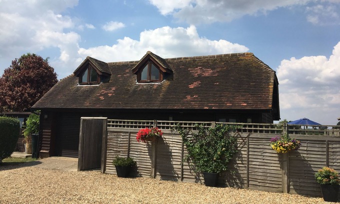 Abbess Roding Cottage | A pretty 4* detached rural holiday cottage in the heart of the Kent countryside