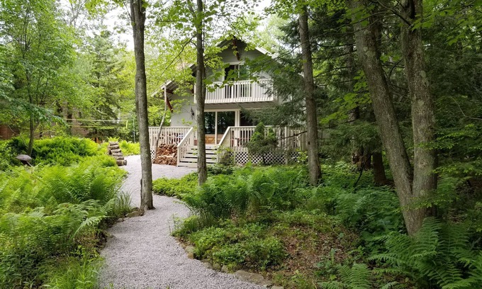 Pocono Pines House | A quaint wooded lakefront home with private beach!