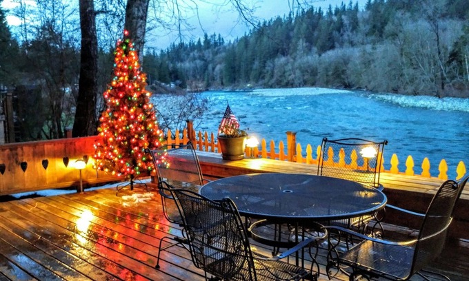 Gold Bar Ski Chalet | A river retreat with breath taking views of river and mountains from a hot tub