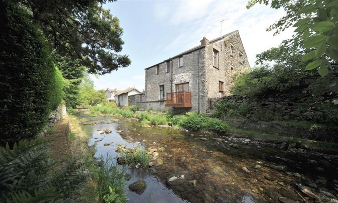 Staveley House | A River Runs By