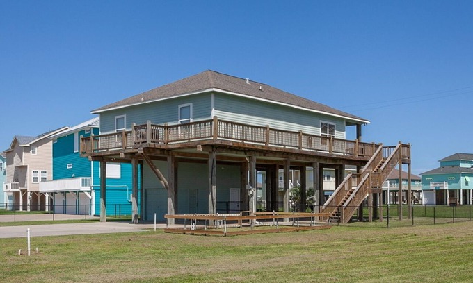 Port Bolivar House | A SASSY SEAGULL - Super cute w/Cargo Lift, Fenced Yard, close to beach!