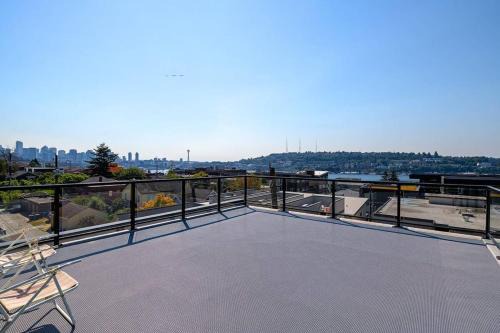 Eastlake House | A-Seattle Urban Village- Lopez- Roof top view deck