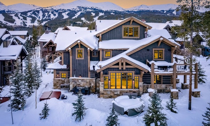 Breckenridge House | A Shock Hill Chalet - Amazing Views, Private Hot Tub, Outdoor Fire pit, 1 minute to Gondola