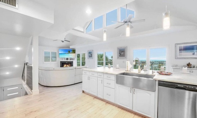 St. Augustine Beach House | A Shore Thing |15 minutes to Downtown!