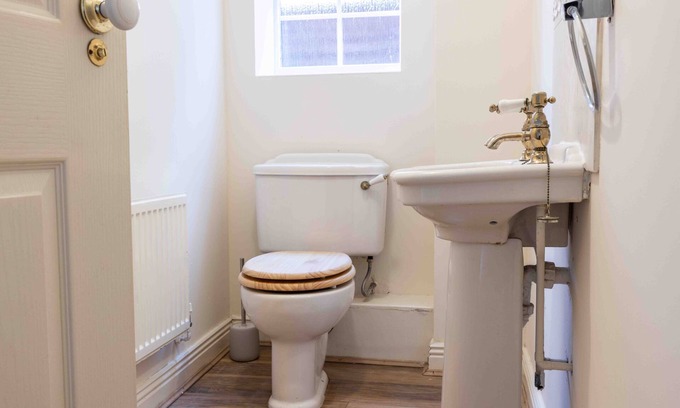 Shrewsbury House | A spacious 5 bedroom house close to local attractions and amenities