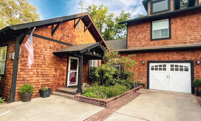 Jackson House | A Spacious and Elegant 3BR Californian Retreat