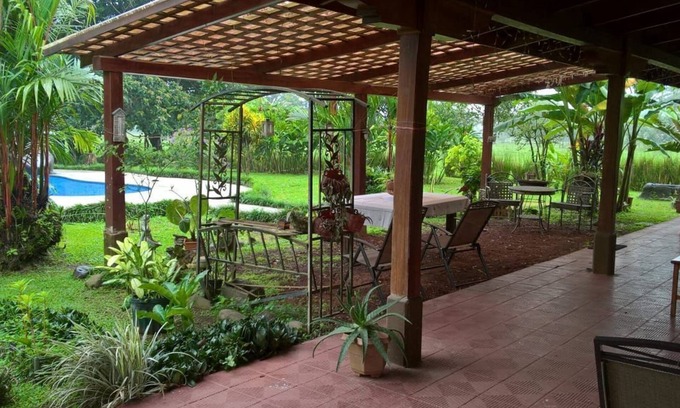 Aguas Zarcas Villa | A spacious country villa with private swimming pool for families, friends and couples.