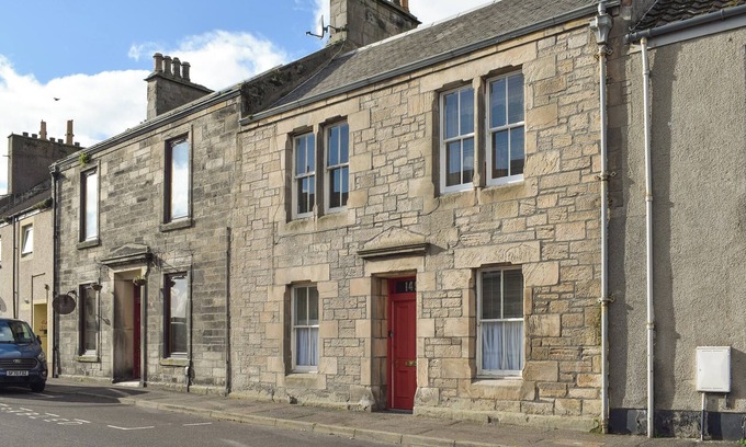 Kirkcaldy Cottage | A spacious house in an ideal location, across the road from the beach.