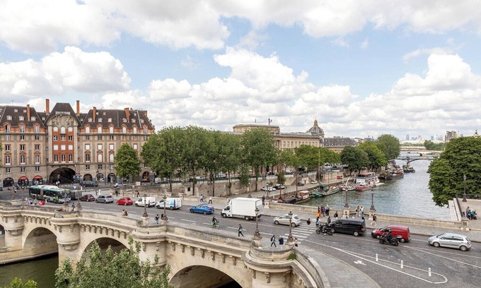 Paris City Center Apartment | A Splendide 1-BR au Quai des Orfèvres