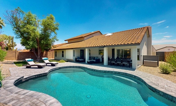 Paradise Park Vista House | A stately luxury house with pool nestled in a serene neighborhood
