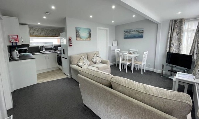 Westleigh Ski Chalet | A stone's throw from the sea, two bedroom chalet on quiet park