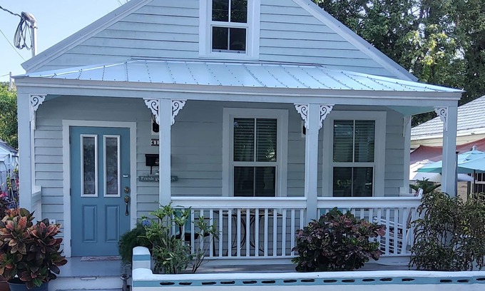 Uptown - Upper Duval Cottage | A Stones Throw Away from Duval - Downtown -Caroline's Cottage KW