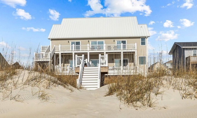 Emerald Isle House | "A Stroke of Genius"-Oceanfront retreat where creativity meets coastal luxury