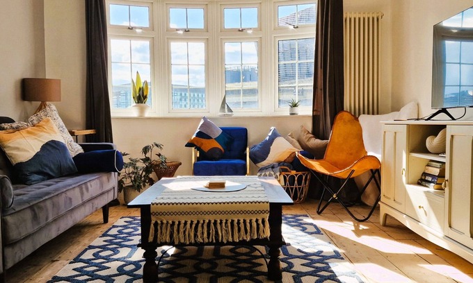 Southampton City Centre House | A stunning 3 bedroom house, 5-star stay on the city walls by West Quay.