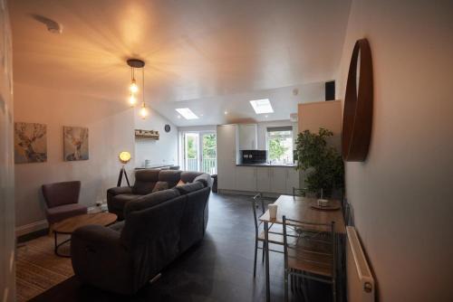 Larkhall House | A Stunning And Slick Escape