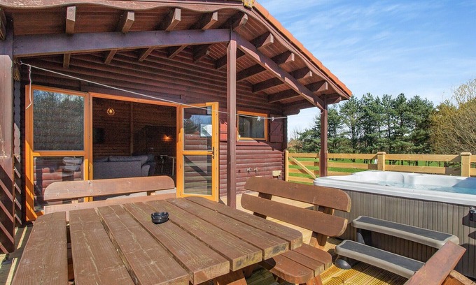 Scunthorpe Cabin | A stunning three bedroom lodge with a master bedroom served by an en-suite shower room, one double b