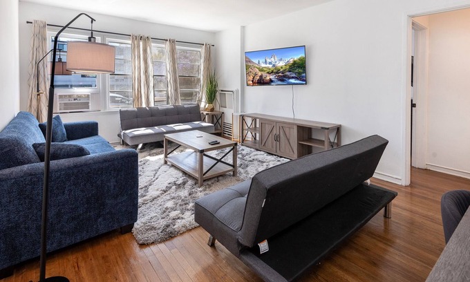 Carthay Circle Apartment | A Stylish Apartment: Your Ultimate LA Experience w/ Hot Tub